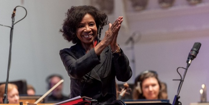woman conductor thanking orchestra