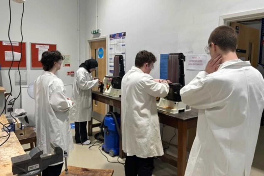 Students in an engineering lab