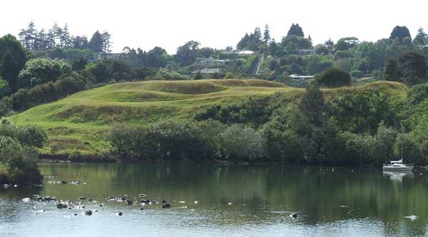 Kororipo pā, home of the Maori Ngāpuhi chief, Hongi Kika who allowed British settlement on the lower land under his control. 