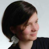 Woman with short bobbed hair and round earrings