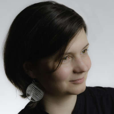 Woman with short bobbed hair and round earrings