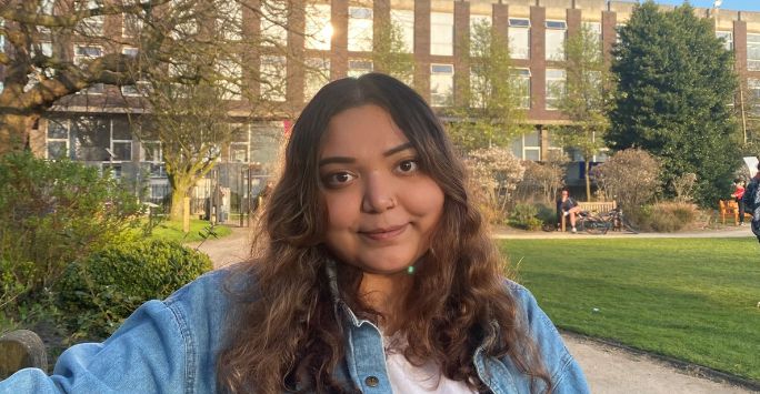 student sitting on Abercromby Square