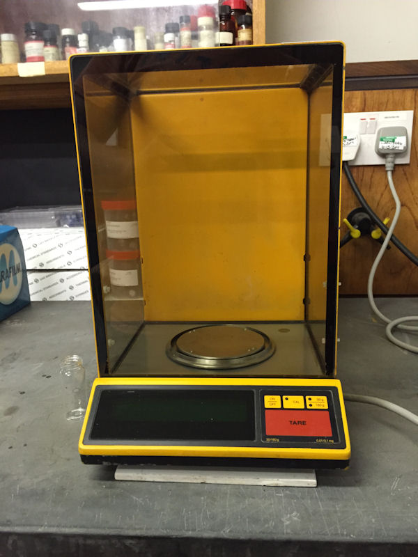 Analytical weighing scale