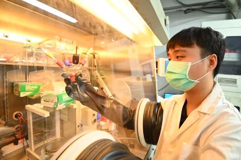 photo of Leo Lu in the laboratory