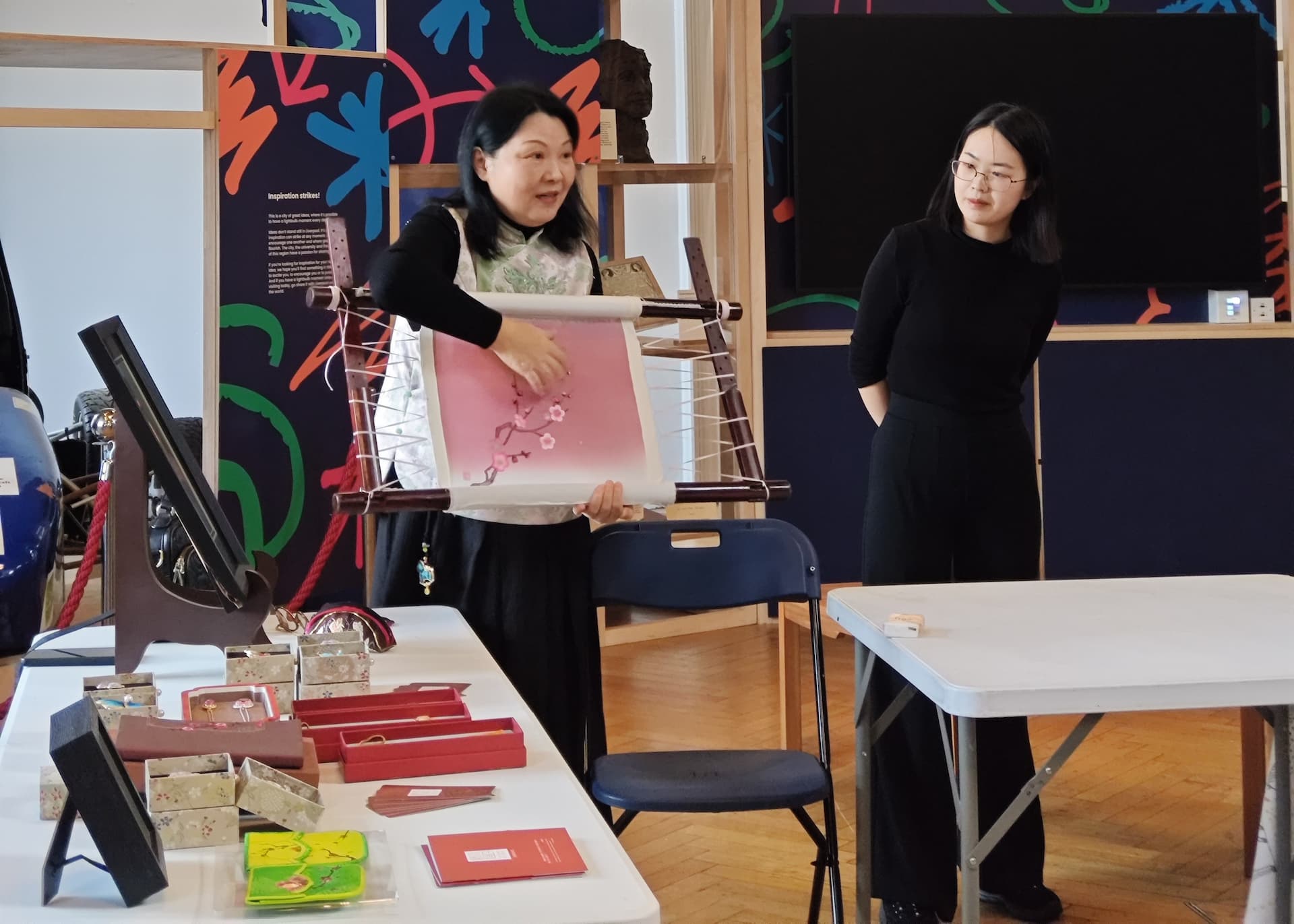 Chinese artists showcasing Chinese embroidery