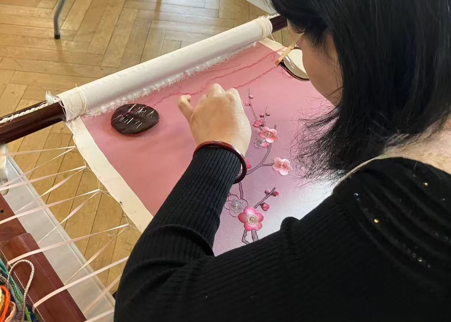 Chinese artists showcasing Chinese embroidery