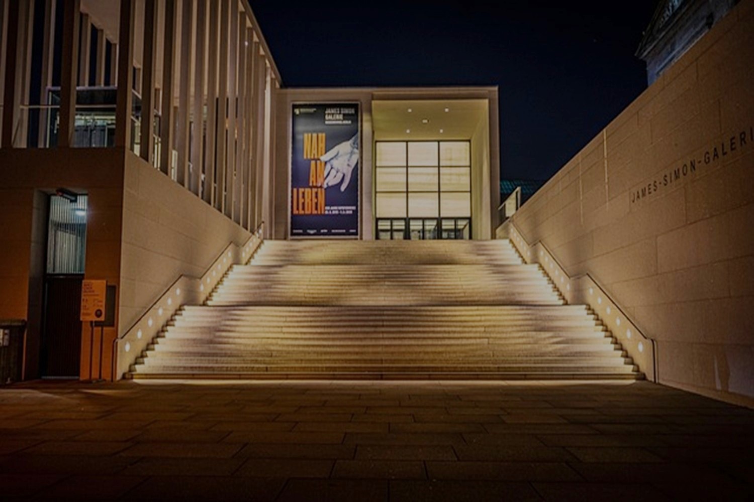Gallery, night time