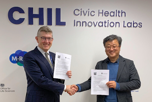 Professor Iain Buchan and Professor Hong-Gee Kim with the signed Memorandum of Understanding