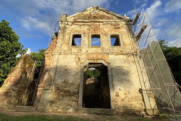 Ruined building at Macacu