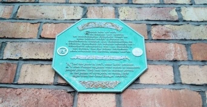 Image of the Irish Famine Trail plaque on Mulberry Street 