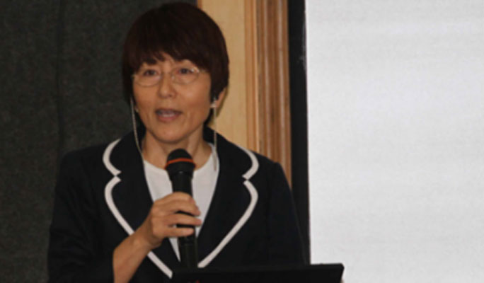 Dr Hitomi Masuhara giving a talk