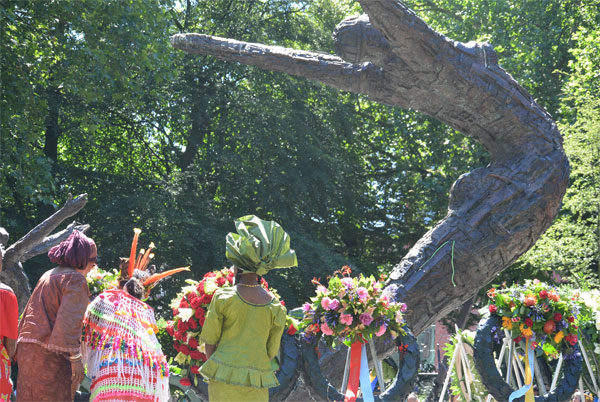 Wreath laying by descendants of the enslaved