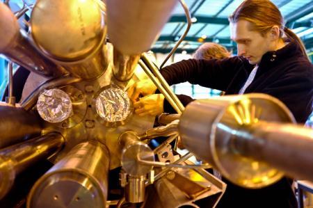 Installation of radiation detectors on the cold mass of a LHC quadrupole magnet © Mariusz Sapinski /CERN 