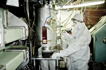 Preperation of the cryo-irradiation test in T7 irradiation zone at CERN © Mariusz Sapinski / CERN