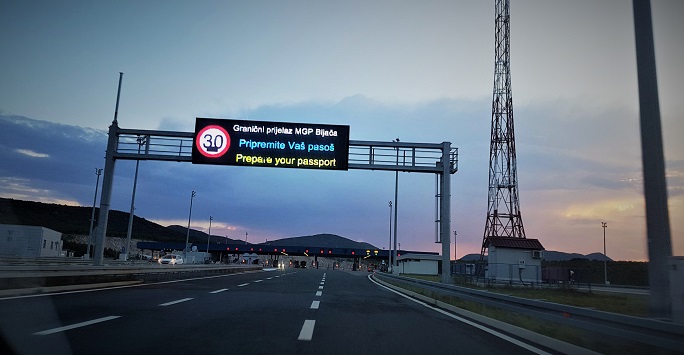 Croatia border with sign telling people to prepare their passports