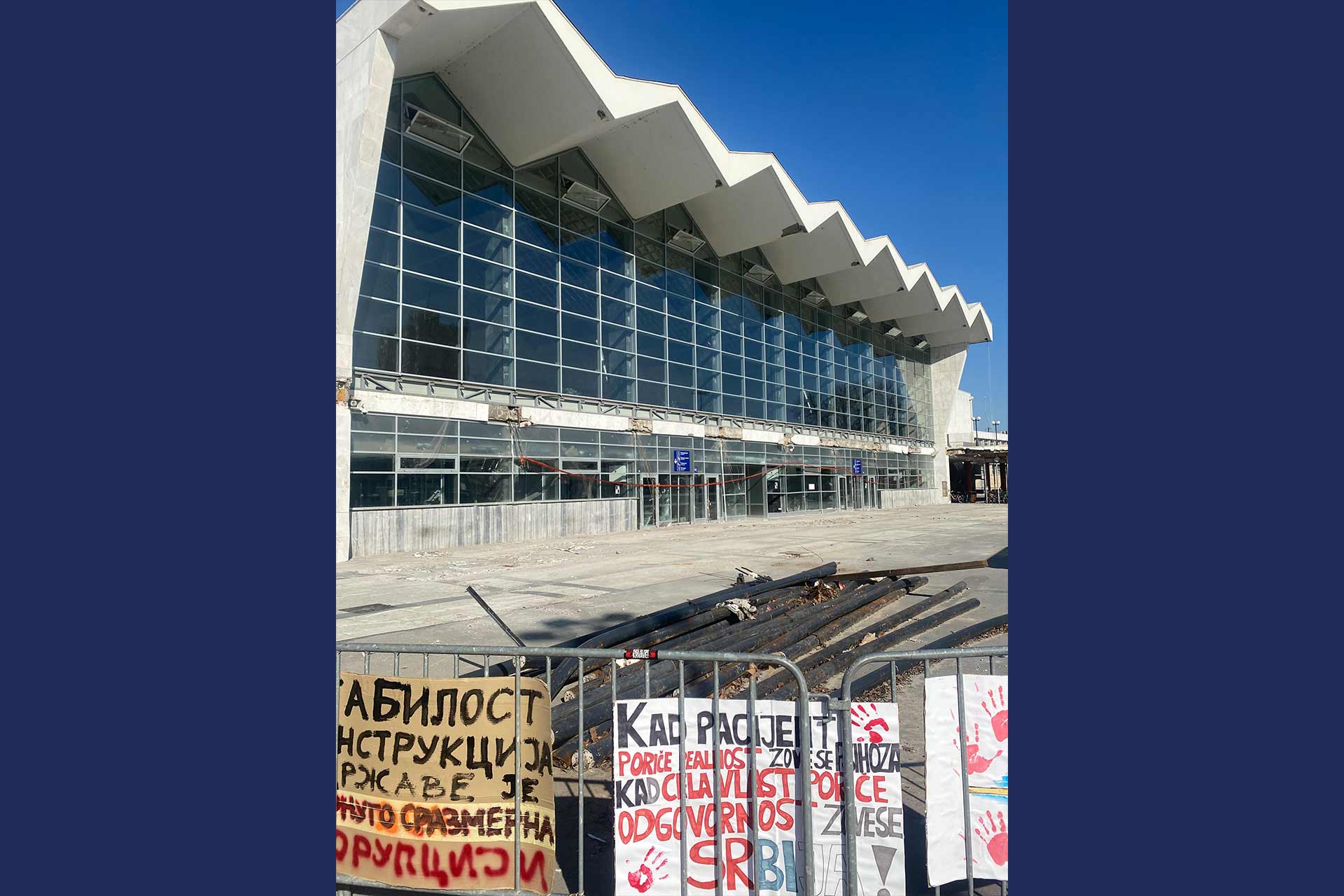 A station with handwritten protest poster on the railing outside in a foreign language