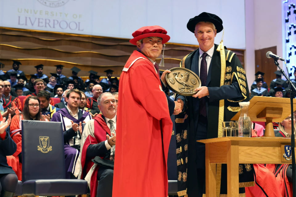 Professor Youmin Xi receiving a gift from Vice-Chancellor, Tim Jones