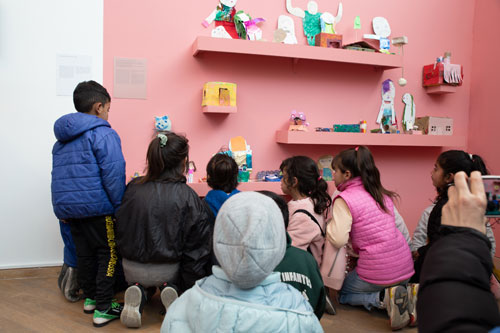 scale-children-at-exhibition