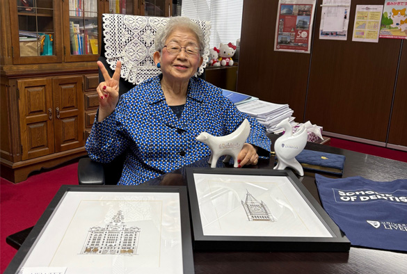 Chairman Sachiyo Suita recieving gifts from Liverpool