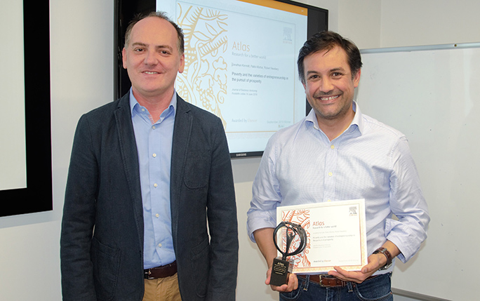 Professor Pablo Munoz receiving the Atlas award