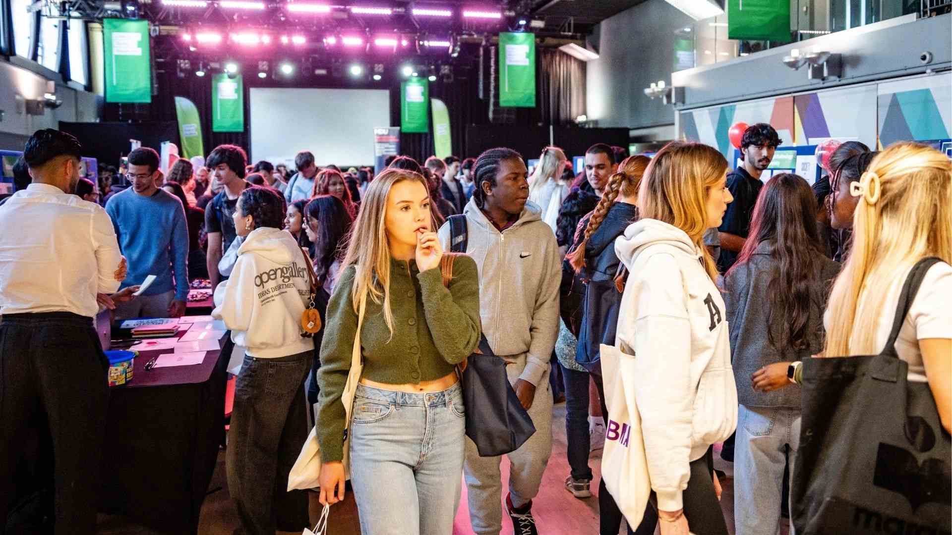 A lively fair where student societies welcome new members and showcase their activities.