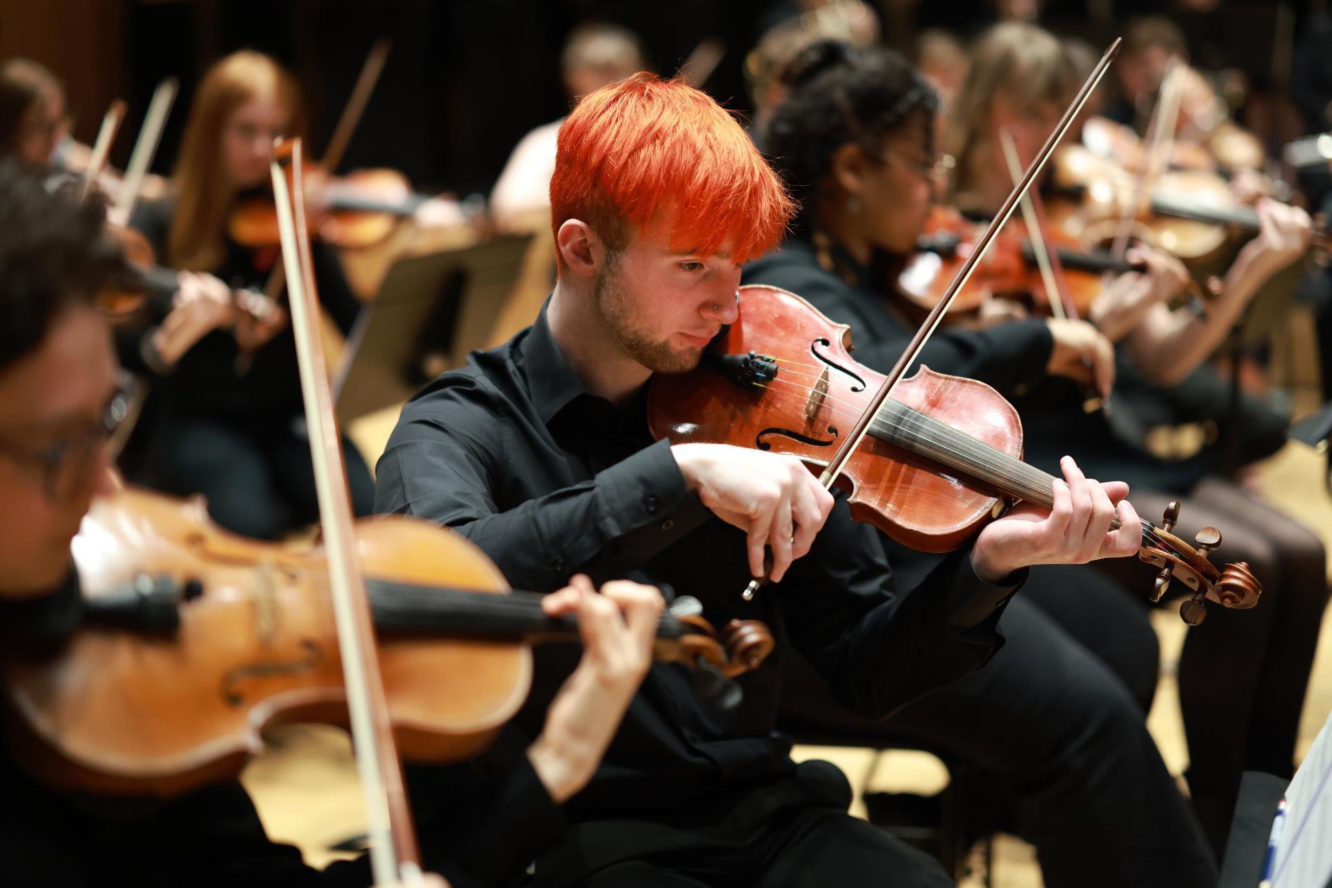 Violin players in the Tung