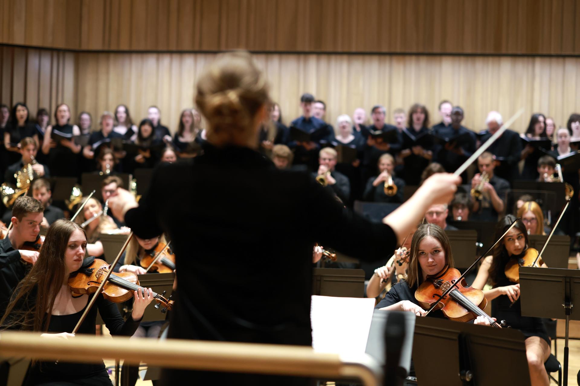 Orchestra in the Tung