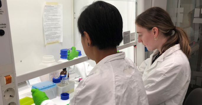 Rowena Sison-Young and Georgina Gregory in the laboratory at Karolinska