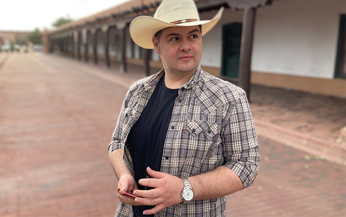 Mattia at the Palace of Governors in Santa Fe (North Mexico, USA) 
