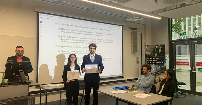 Winning team, Leow Kuan Yen and Joseph Ramsden (UoL)
