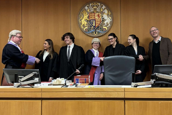 The 1st-year finalists shake hands with the guest judges.