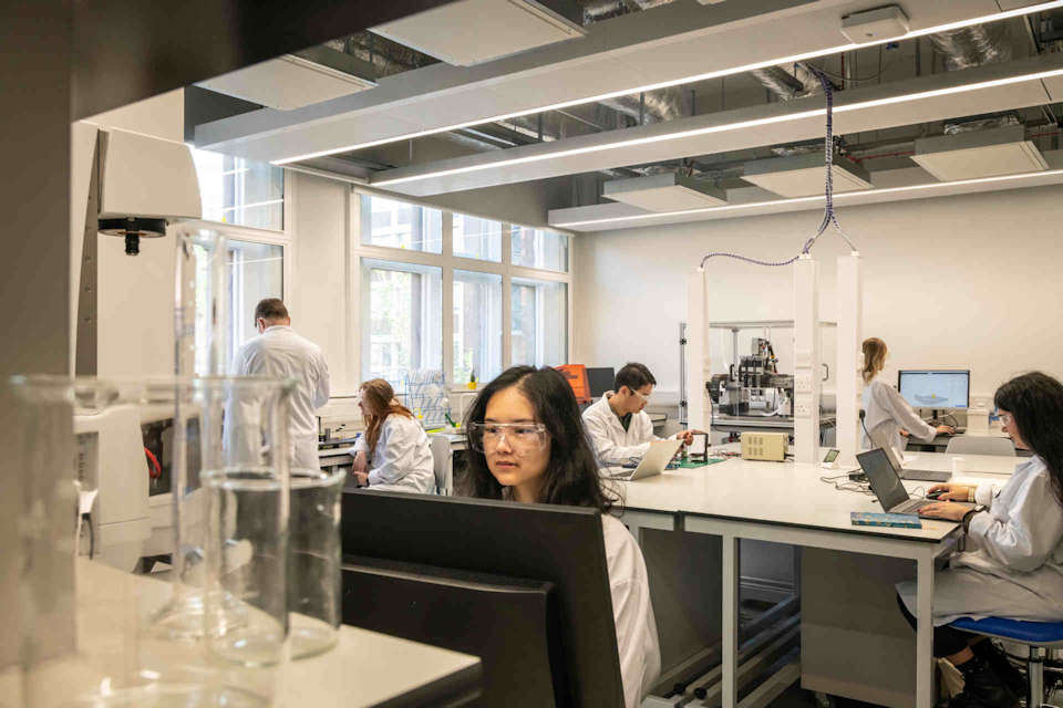 Stdents working in lab