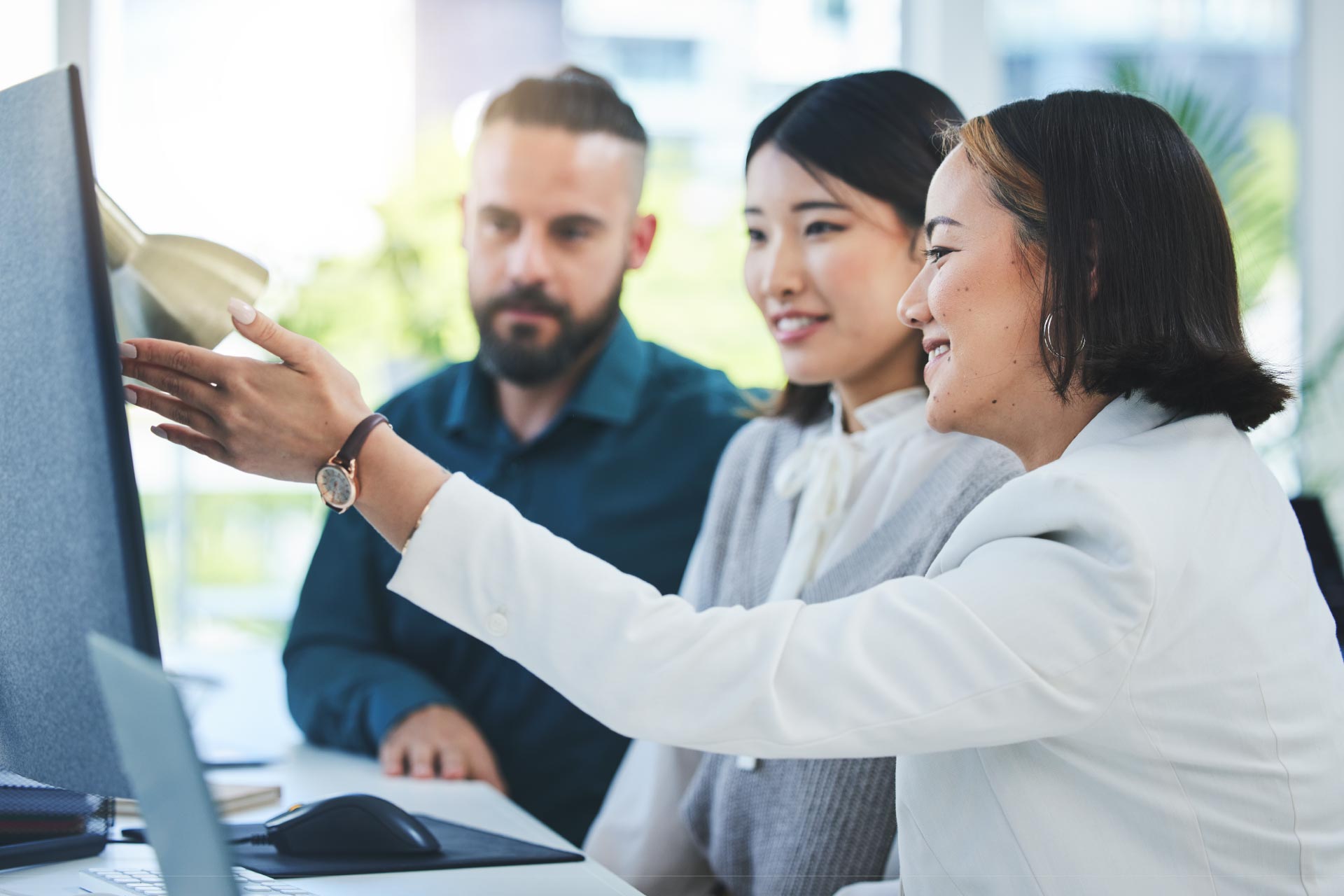 Meeting where female manager trains staff and shows them her screen