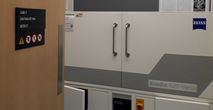 Door opening and showing the Zeiss Xradia Versa 620 instrument